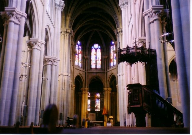 ホテルの周りを探検して廻った。<br />コルナバン駅近くの、ノートルダム寺院に入ってみる。