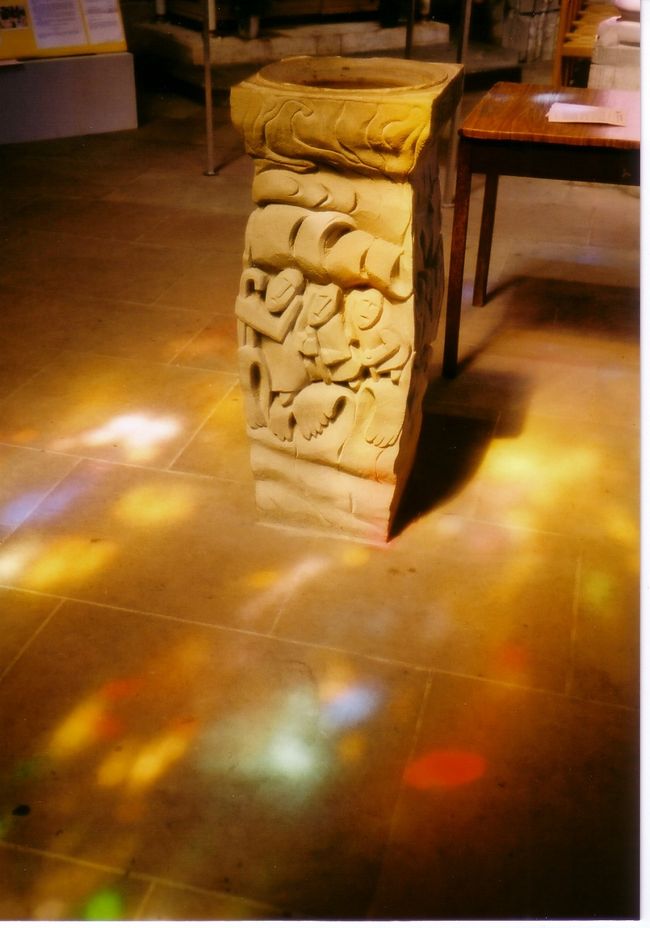 ステンドグラスを透過した日光が、教会の床に描いた美しい絵画。