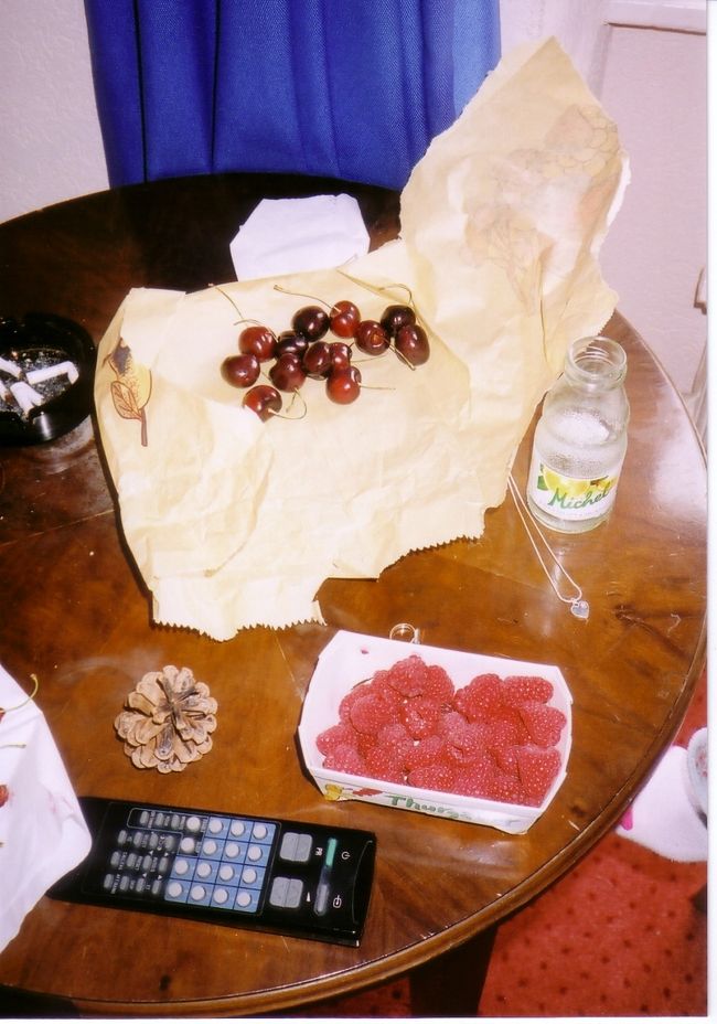 街の果物屋で買ってきた、さくらんぼとラズベリー。<br />海外に行くたびに思うのだが、日本と比べて果物が<br />とっても美味しいのは、なぜだろう。