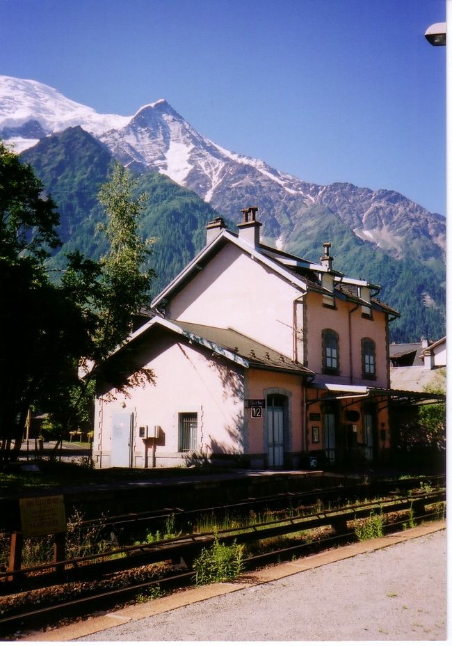 ボソンの駅から、シャモニーへ移動する。。<br />無人駅で、列車が着くまでとっても静かなひと時をすごせた。