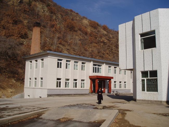 バスの停車している方面へ<br /><br />この口岸のあたりは