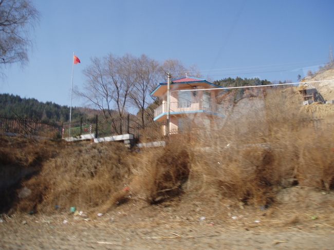 図們江上流に向うということで先ほど国境橋をくぐります。<br /><br />橋の手前、先ほど口岸職員から注意を受けた建物が右手に。<br /><br />私はこの時、さきほどの職員や国家○全○の人達が後ろから追いかけてくるのではないかとびくびくしていました。