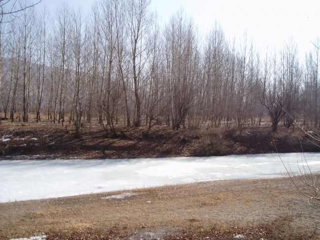 この幅ですとすぐ向こう（北朝鮮側）に行けます。<br /><br />しかし考えてみると国境橋の長さが数百メートルあり、写真の川の他に橋の下には他の川も見えるので、これらの小さな川全体を図們江として考えるのなら国境線はこの地点より１００メートルは北朝鮮寄りと考えるのが自然です。今度調べて見たいと思います。