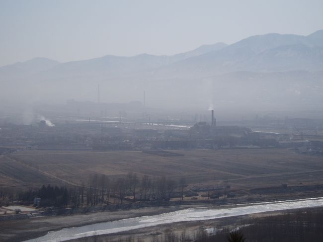 遠くに煙を出す工場が見えます。