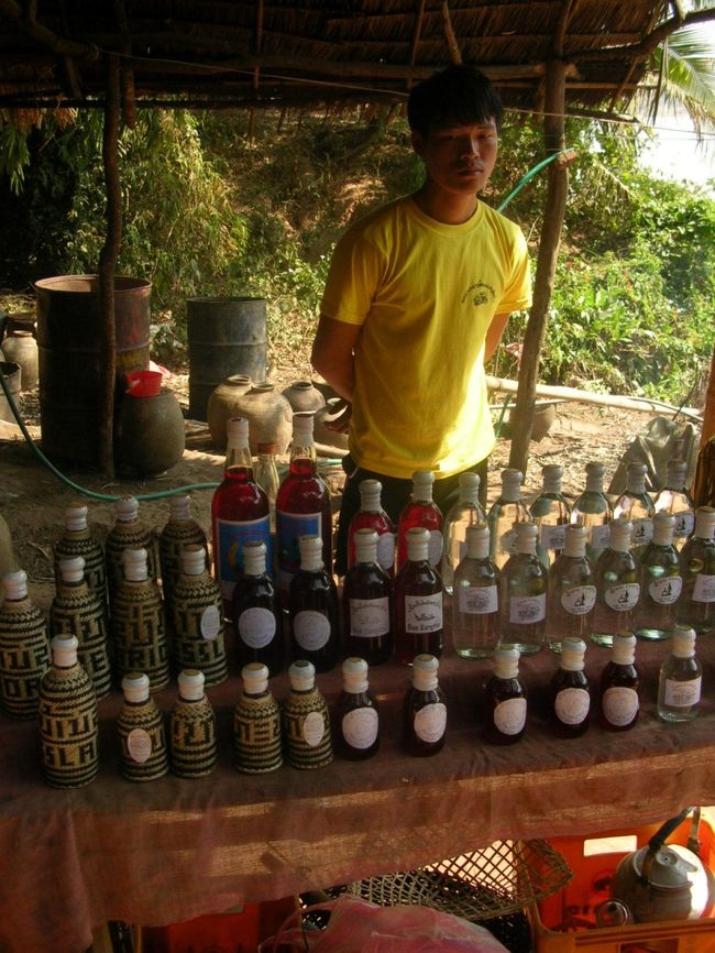 バーンサ−ンハイ（酒造りの村）。ルアンプラバンからボートで約１時間揺られ着いたのがここ。ここではラオラーオというラオスの焼酎（？）を製造販売している。それ以外には何もない村。