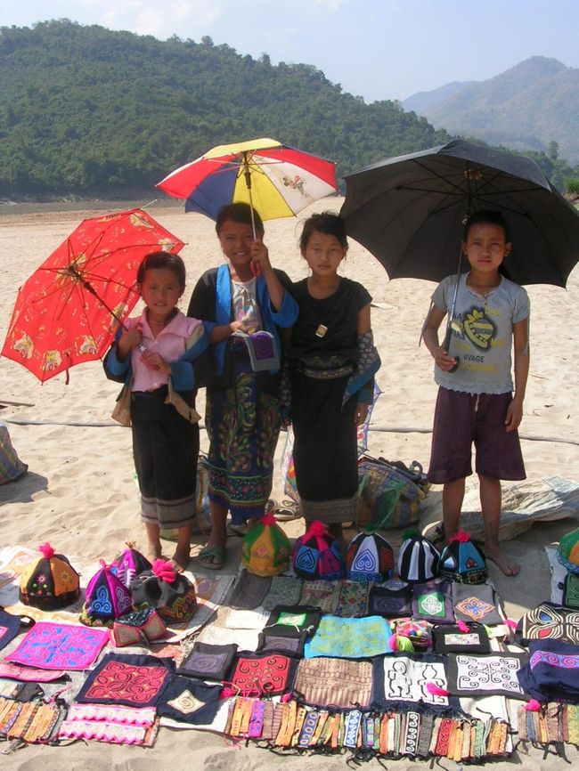 バーンサーンハイの船を降りたところで物売りをしていた子供たち。