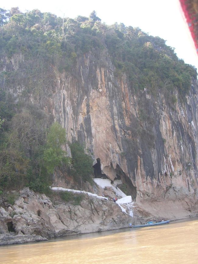 さらに３０分くらい進むと目的地のパークウー洞窟が見えてくる。