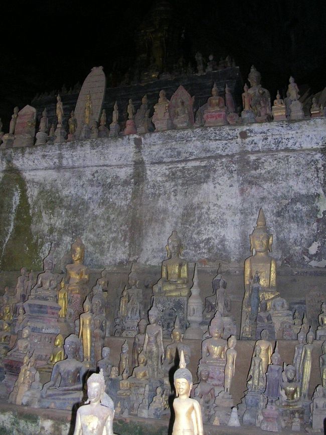 パークウー洞窟の中には大小様々な仏像が納められている。その数なんと４０００体以上。なんでこんな所にと圧巻させられる。