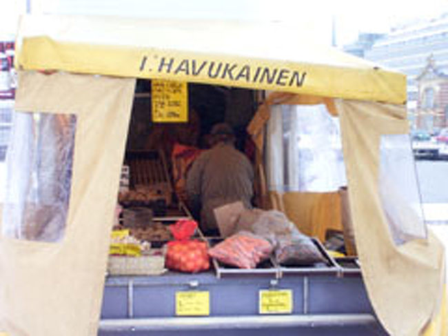 唯一開いていたお店が何件か・・・。<br />野菜やお魚を売る店とか・・・<br />