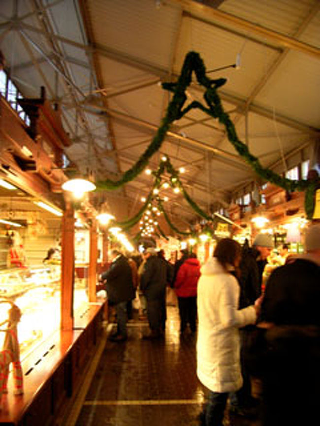 こちらが港に建つマーケットです!<br />その中がお魚などの売り場になっているんですね。<br />寒いフィンランドならでは!!!<br />クリスマス試用で、なんだかマーケットもお洒落です〜<br />ちなみにココ、トイレもあります。<br />有料(0.5ユーロ)ですが、市場なのにとてもきれい。<br />私が入ろうとしたトイレの隣のトイレに、おばあちゃんが入ろうとしていたのですが、<br />どうやらお年よりはタダらしいです。<br />トイレに入る為の鍵を持っていました。<br /><br />お年寄に優しい国ですね! (＾_＾)<br />