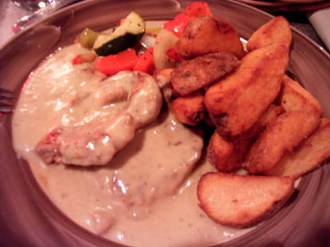 日照時間が短く、?masでやることもなく、<br />楽しみといったら、たべることしかないっ!!!<br />しかし、この日は午後から、町はお休みモード。<br />雪が降る中、わざわざ空いている店を探しにいくっていうのもアホらしく<br />ホテルの中で夕飯を食べることに。<br />私が頼んだのは、確か豚肉のクリーム煮みたいなやつ。<br />ボリューミーです・・・。<br />ポテトの量がハンパじゃないんですよ。<br />アメリカで食事を頼んだとき必ず付いて来るポテトにウンザリしたことがありますが、<br />これもアメリカ級!ってか近さで言ったら、ドイツ級?<br />お味はとても美味しかったです。prego好みの味の濃さ!<br /><br />これで12.3ユーロ。本日のユーロのレート、141円とのことですので1734円也!<br />