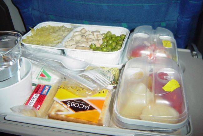 アリタリアの機内食（エコノミー）<br />これは子供用<br />チキンのクリーム煮と野菜、イエローライス<br />フルーツ、クラッカーなど。