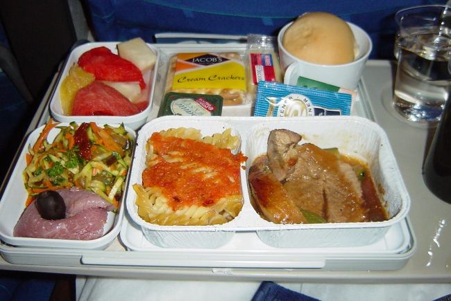 アリタリアの機内食（エコノミー）<br />チーズ（パルミジャーノ）も付いて<br />なかなか豪華でした。