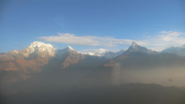 朝、まだ暗いうちに朝食を済ませて空港へ向かった。<br />ポカラからジョムソンまでの空路は、午後になると強い風が吹くため午前中しか飛ばないらしい。<br />天候によってはかなり待つこともあるそうだが、30分ほど遅れただけで出発した。