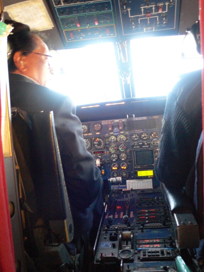 左右一列ずつの小さい飛行機。<br />一番前の席に座れた。操縦席がよく見える。<br />離陸直前、回転数を上げてさあ行くぞっ、と進まない。メイン操縦士のおっちゃんの「あれ？」という横顔が見えた。サイドブレーキのような物を下ろし忘れていたらしい。。。頼みますよ、おっちゃん。