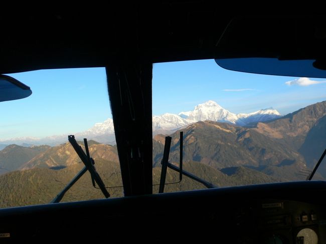 わくわくしながら外を眺めていたら、キャビンアテンダントさんが操縦席のところまで行ってみる？と勧めてくれた。遠慮無く、操縦席のすぐ横まで行ってみた。おぉ！