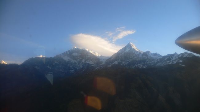 山々の間を抜けていく。