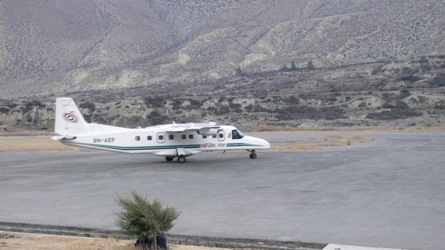 乗ってきた飛行機。<br />休む間もなくポカラヘ戻っていった。<br />ジョムソンは標高約2700m。気温がぐっと下がったのを感じた。