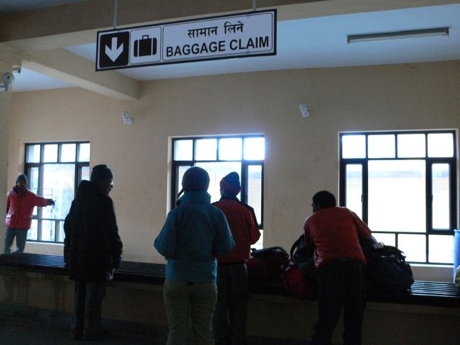 飛行機から手で運ばれてきた荷物をピックアップ。