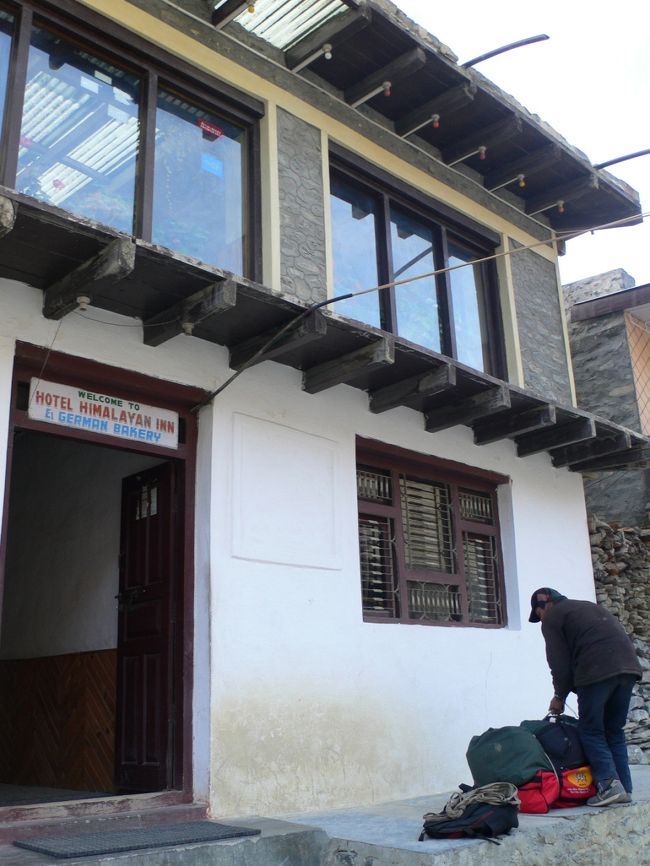 周辺をキョロキョロ見ている間に、ガイドさんがポーターと馬を調達してくれていた。<br />ロッジの前で荷物をまとめるポーターさん。