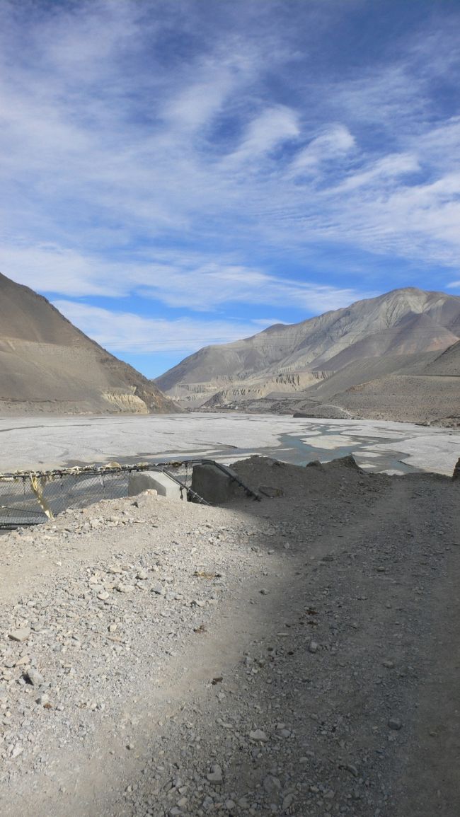 ひたすら空が青かった。<br />周りを見渡せば、よく見ないと気付かないほど小さくなったすれ違った人たちの人影があった。それも少し時間が経てば見えなくなり、視界には自分たち以外いなくなった。