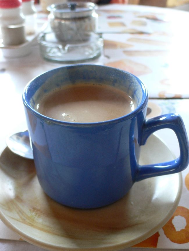 昼食は、注文が入ってから作り始められる。お米を研ぐところから。<br />最初は何を待っているのかわからなくて、ガイドさんに「今作っています。」と言われてまず頭で理解した。そのうち、このペースにも慣れるんだろうなぁ。<br />とりあえずチャを頂く。