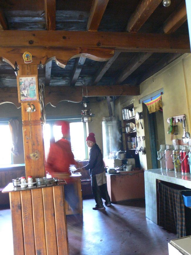 昼食を作ってくれた女の子。<br />キッチンを所狭しと走り回っていた。<br />たまに隣のロッジまでダッシュしていたのは、何か材料が足りなかったのかな？