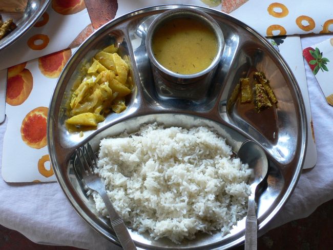 出来た！！<br />たっぷりのご飯に豆のスープ、カレー風味の野菜炒めとピリ辛酸っぱい漬け物が付いてきた。腹ペコも手伝って、豆スープをかけたご飯がさらさらと入っていった。野菜炒めも美味しい。作ってくれた女の子が、おかわりを勧めてくれた。