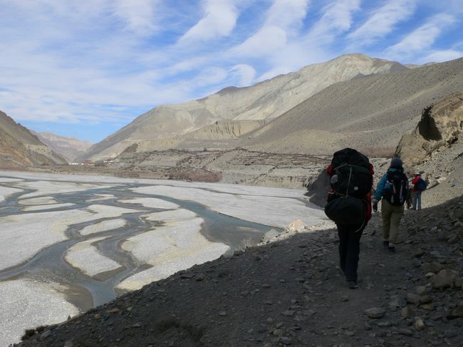 午前中の乗馬ですっかりおしりが痛くなってしまった。<br />おなかも一杯になったことだし腹ごなしにと、馬を下りて歩いた。カグベニを目指す。