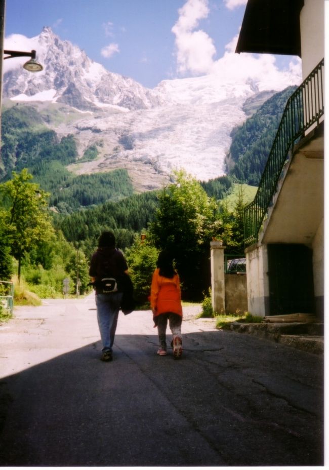 さっそく、ボソン氷河のハイキングに出かけてみる。<br />ボソンの村はずれにある、リフト乗り場まで15分ほど歩く。