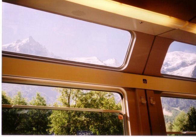 シャモニーへは、モンブランエクスプレスで移動した。<br />車窓からは、モンブランがよく見える。