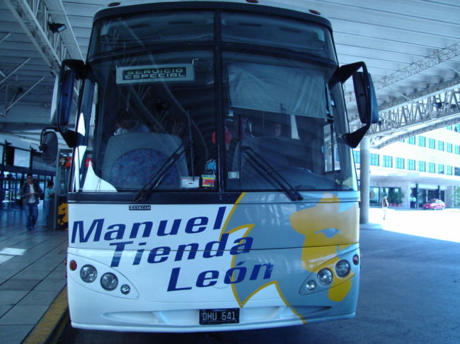 税関を終えてドアをでて左手に街の中心部まで行けるリムジンバスのカウンターが並んでいます。<br /><br />地元っ子のお勧めは<br />Manuel Tienda Leonでカウンターも従業員の制服もバスもライオンマークだらけなのですぐにわかります。空港から２５ペソ（１米ドル＝３ペソを目安に！）で街のバスターミナルまで行けますが２ペソ追加でホテルまで連れて行ってくれるので空港で申し込む時にホテルの名前を伝えましょう！バスターミナルまでは大きなバスでそこからは小さいバスに乗り換えてホテルをハシゴしてくれます。最後に荷物を降ろしてくれたお兄さんにチップを上げて完了！途中の乗り換えの時なのはチップはいらないんだそうです。最後にともは１ペソ渡しました。運転手も荷物の積み下ろしをしてくれたお兄さんもみんな笑顔で親切だったのでほっとしました。