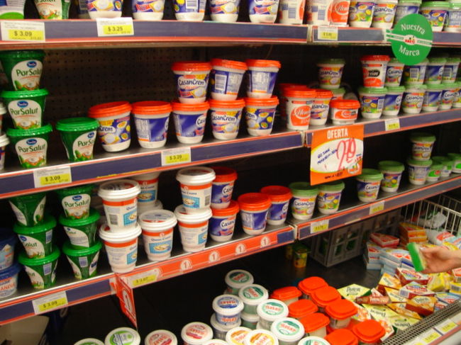 ホテルで休憩してからすぐにスーパーに行って水、お茶、ワイン、ヨーグルト、チーズ、お菓子を調達。これでホテル暮らしも充実しそうだなぁ。<br /><br />スーパーでチーズの種類の豊富なことに感激。旅先のスーパーめぐりは本当に楽しいなぁ。食べたいチーズいっぱいだけど部屋に冷蔵庫がないのでその日食べられる分だけを買いました。