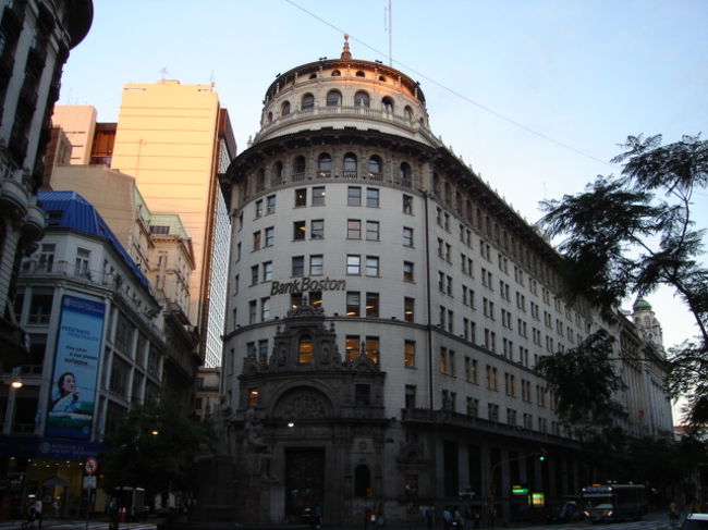 シャワーしたり荷物の整理が終わって少し散歩にでかけました。写真撮ったのはすでに午後８時前ですが明るい！８時過ぎまで明るくて暖かい（昼間は暑い！）のですが朝晩は冷え込んだので驚いた。私達が到着する前の週は日中３５度を越す暑さだったらしく私達は２８〜３０度ぐらいだったのでまずまずラッキーかな。日陰を歩けば暑くもなかったし日本の夏より過ごしやすかったです。