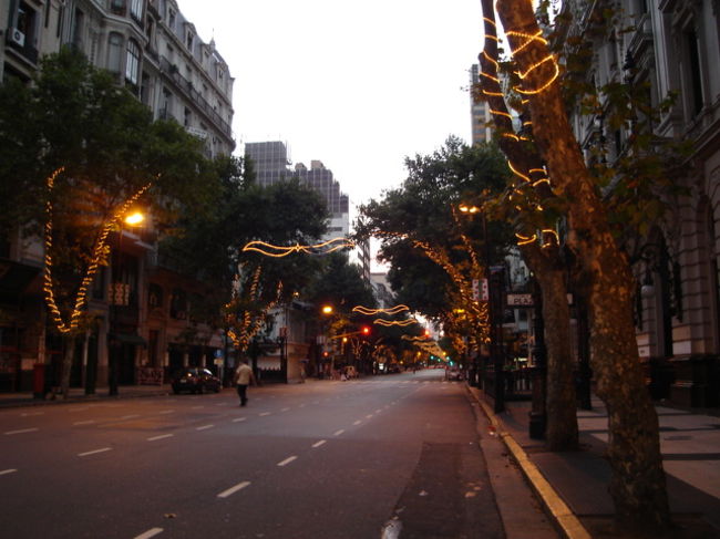 こちらが大通りAv. de Mayo<br /><br />日曜日の夜だから？すっごい人影まばらで寂しいです。