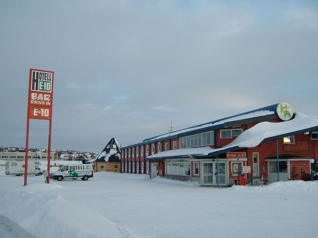 今回2泊した、E10ﾎﾃﾙ。E10という道路ぞいにある小さなﾎﾃﾙです。町の中心から３ｋｍぐらいあるので、ｵｰﾛﾗ鑑賞に最適です。（但し快晴だったのにｵｰﾛﾗは出現せず）目の前にｽｰﾊﾟｰがあり、結構便利。