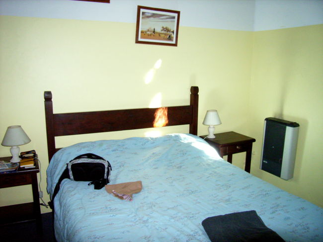 プラザイタリア近くのホステルに到着。ホテルに迎えのレミース（ハイヤー）を頼んでいたのでドライバーと合流。でもスペイン語のみ…空港についた途端にスペイン語しか通じなくなるというのは本当だった。指差しはカバンの中。向こうも「うわ、通じない」と思ったのか簡単単語話法に変更。アデランテカルテと言うので、カルテはカードだな、アデランテは南米に行くからあわてて見始めたテレビスペイン語講座でVTRにいく前に言ってたなーレベルで理解して予約のメールを見せ、無事に乗る事が出来ました。でも、タクシーに比べると安全で車体もきれいとガイドに書いてあったのにボロッちいルノーの小型車。窓なんてハンドルで開けます。クーラーもついてるらしいけど窓開けないと暑いです。いきなりこれです。