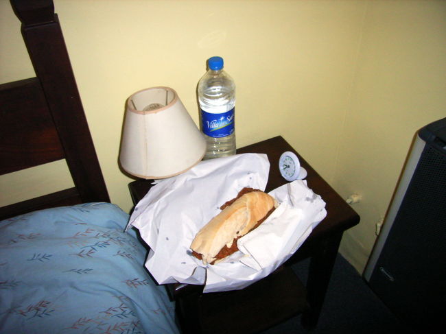 夕食。テイクアウトでサンドイッチを買いました。ミラネサ（牛カツ）サンドなんですが、なぜか店頭で「ミラネサ？」と聞かれた時に「サラミだ」と思って「Si」って言ったらカツサンド。しかも私の靴よりデカい。一緒に写ってるペットボトルは500でなくて1.5です…