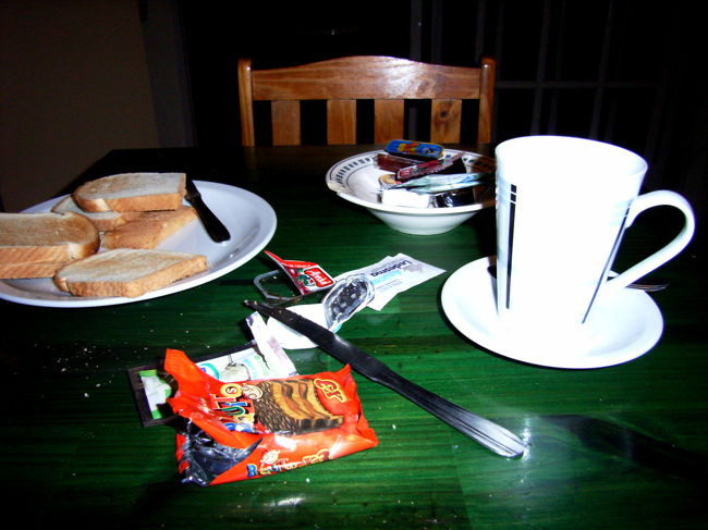 1泊して次の日。いよいよパタゴニアツアーの合流都市エル・カラファテに向かう。朝5：30の朝食。眠い目をしてフロントの人が作ってくれた。ありがと。