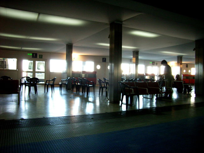 国際空港から出る国内線。待合室は海の家っぽい。日本からの団体と一緒になり、機内の4分の1〜3分の1が日本人。しかも年配の方ばかり。なんだよパタゴニア日本人だらけじゃん。