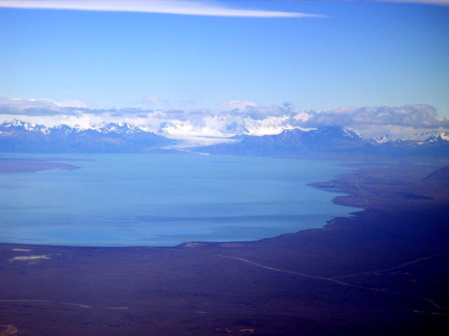 アルヘンティーナ湖が見えてきました。風景も今までの平原じゃなくて山があります。エル・カラファテはこの湖のほとりの町。