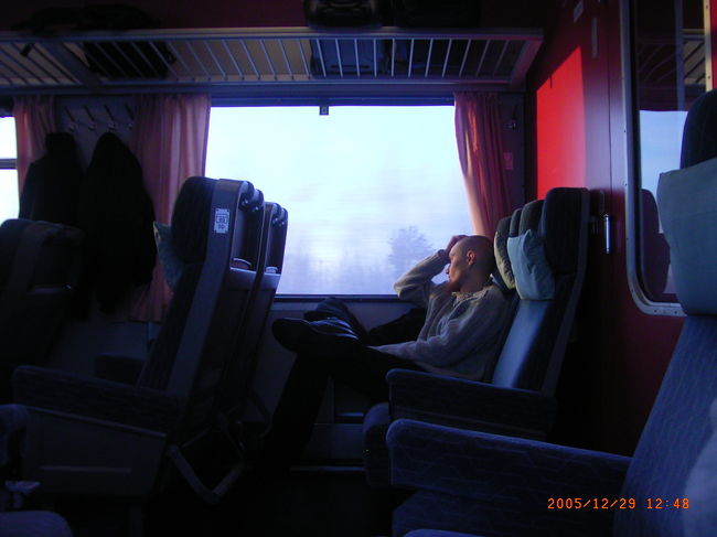 いつまでも続く雪国を眺めながら<br />隣の素敵な男性をこっそり盗撮しつつ、<br />列車の旅を楽しみます。<br />