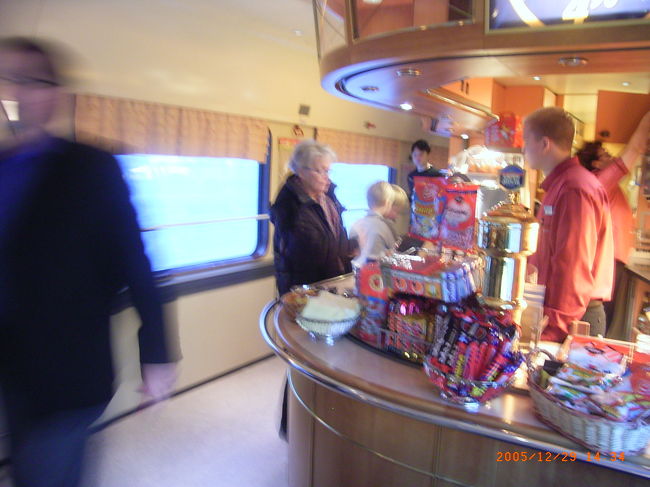 さすがに窓の外も飽きてきてので、<br />車内の散歩でも・・・<br />ブュッフェへ。<br />どうでしょう! これぞ世界の車窓からの図じゃないですか?!<br />