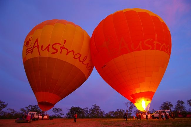 朝６時頃．<br />朝日に照らされ，気球が飛び立とうとしています．