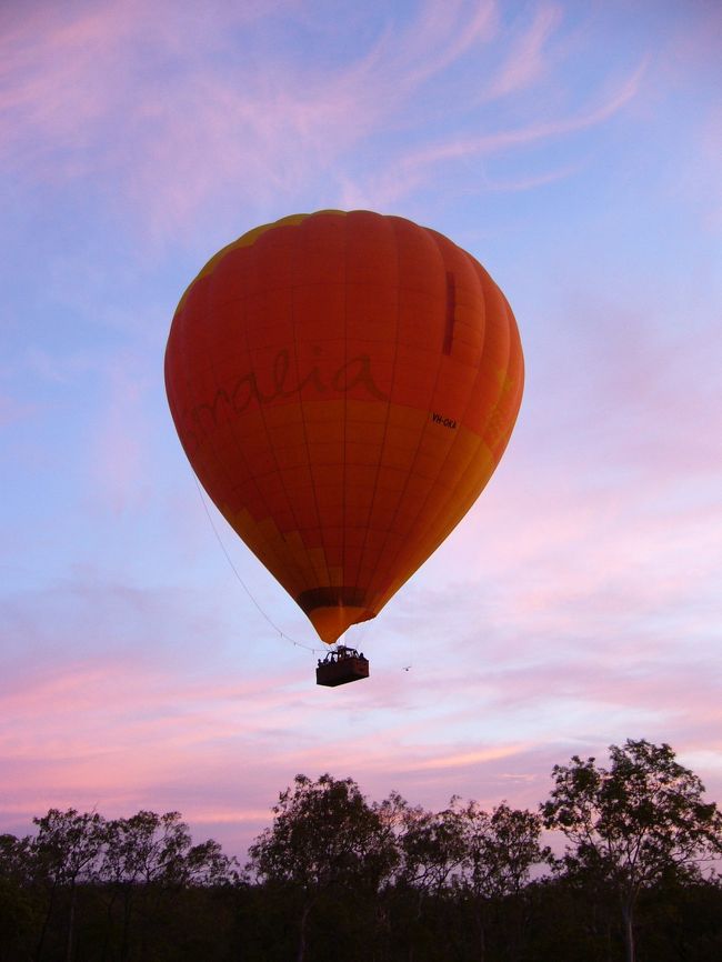 前半のグループの気球が飛び立ちました．<br />後半のグループはバスで追いかけます！