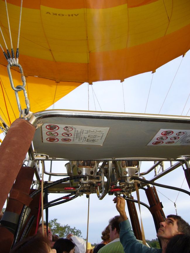 いよいよ私たちの飛行となりました．<br />操縦士１名に，乗客は２０名程度．<br />操縦士は４つのバーナーを使って気球を操作しています．