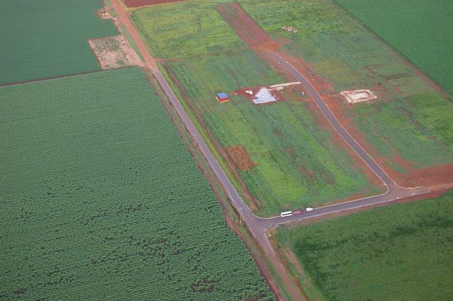 操縦士がさかんに地上スタッフと交信をはじめました．<br />高度も下がっています．<br />どうやら，中央部の空き地に降りるようです．