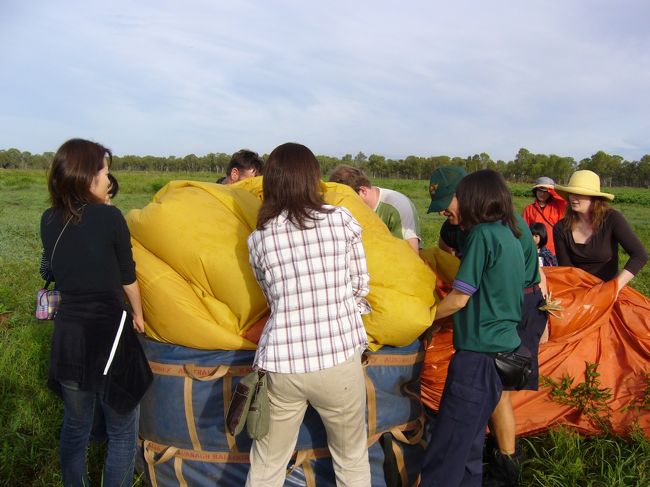 着地後にもお楽しみが．<br />みんなで気球の後片付けです．<br />せっせと空気を抜きながら気球をたたみます．<br />そして，ひとつの大きな袋に詰め込みます．