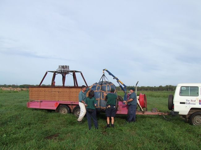 ゴンドラと気球の詰まった袋をトラックに載せて，後片付け終了！