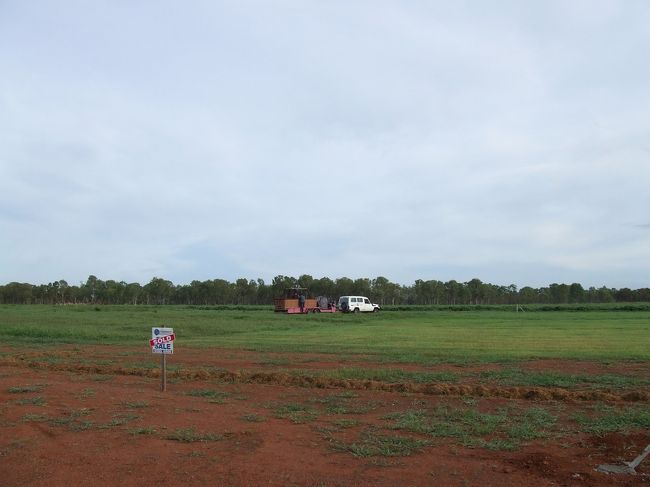 降りたのはこんなところでした．<br />手前の看板には「SALE」と「SOLD」の文字が．<br />こんなところに降りて良いんですかね〜